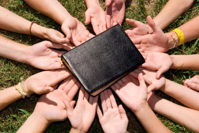 Mengapa Kita Masih Menggunakan Alkitab Cetak dalam Kelompok Pemuda?